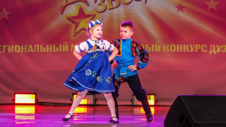 На сцене Дворца культуры в селе Кочубеевском встретились сразу 90 дуэтов