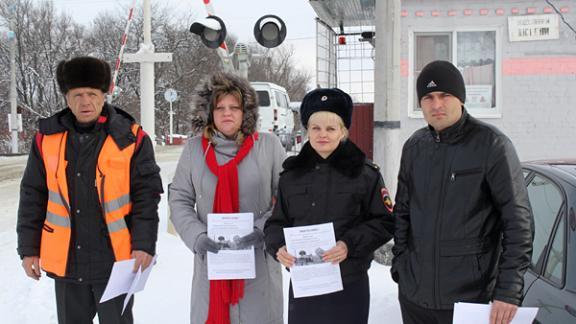 На железнодорожных переездах в Кочубеевском районе водителям раздали пропагандистские листовки