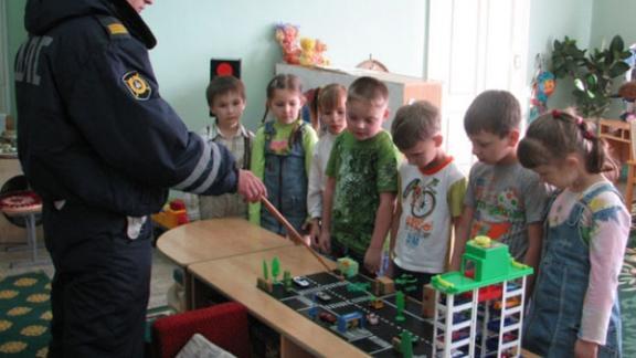 Обучающие макеты автогородков изготовили родители для детских садов в Пятигорске