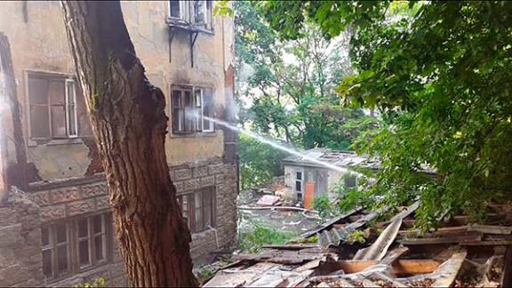 Более шестидесяти человек тушили крупный пожар в трехэтажном доме в Кисловодске