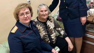 Сотрудники СУ СКР по Ставропольскому краю навестили ветерана Екатерину Фисенко
