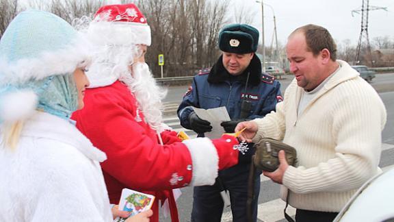 На автотрассе «Кавказ» Дед Мороз и Снегурочка напомнили водителям о соблюдении ПДД
