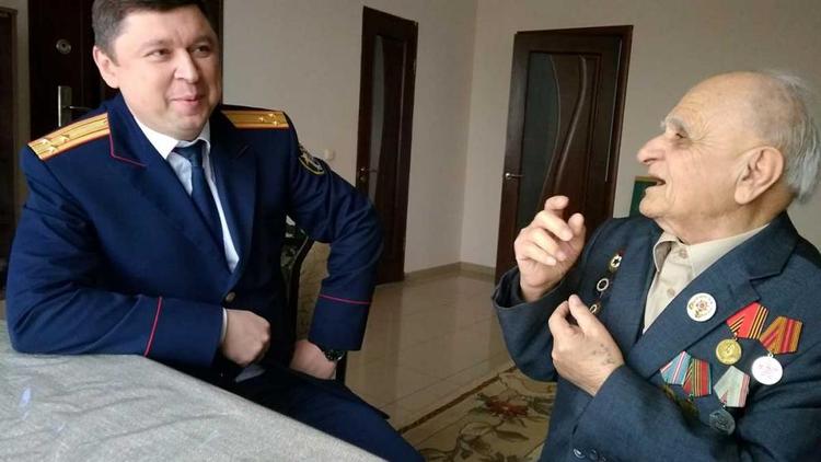 С Днем защитника Отечества поздравил ветерана представитель СКР в Предгорном районе