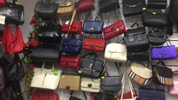 Контрафактные сумки и кошельки на 1,4 млн рублей продавала женщина в Благодарном