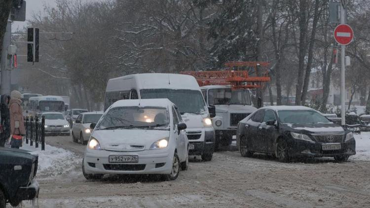 Со снежной стихией на дорогах Ставрополья борются круглосуточно