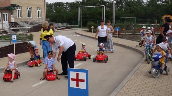 Правила дорожного движения изучают на автоплощадках детсадовцы в Буденновске и Ипатово