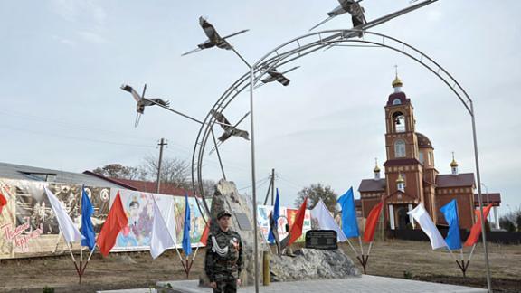 Памятник землякам, погибшим при исполнении воинского долга, открыли в селе Грачевка