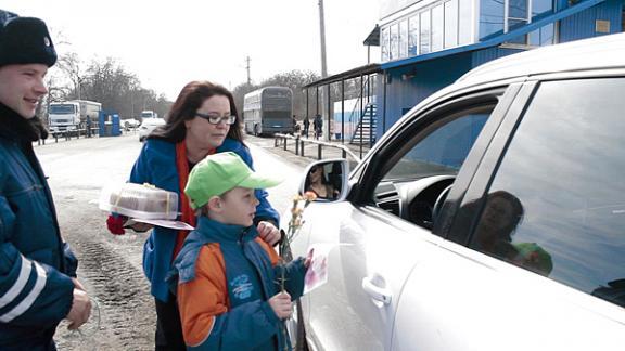 В Кочубеевском районе поздравили женщин-участниц дорожного движения