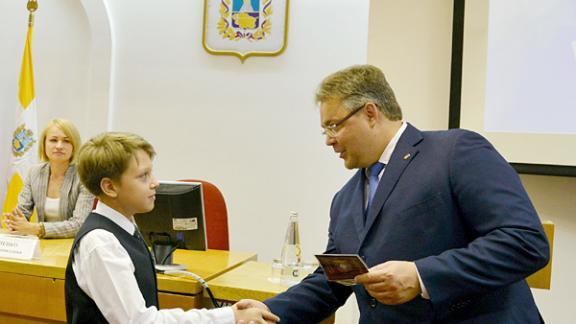 Губернатор Владимир Владимиров вручил паспорта молодым ставропольцам