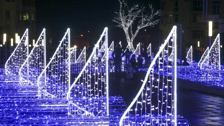 Светодиодные фонтаны засияли на Александровской площади Ставрополя