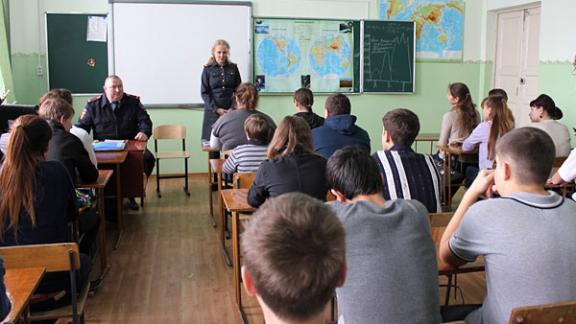 Полицейский Дед Мороз пришел в Ставрополе к несовершеннолетним правонарушителям