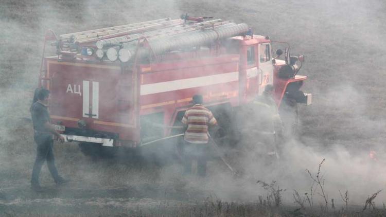 Пожар от разгоревшейся травы едва не уничтожил грузовик в Татарке
