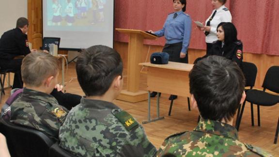 В гости к ставропольским кадетам пришли преподаватели центра профессиональной подготовки ГУ МВД России