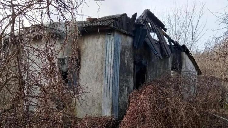 Тело мужчины нашли в согревшем доме в Андроповском округе Ставрополья