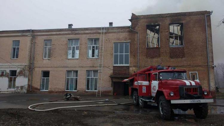 В Зеленокумске потушили пожар в спортзале школы