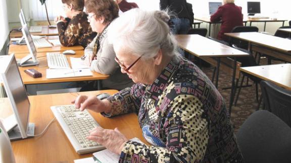 В Невинномысске более ста пенсионеров прошли курсы компьютерной грамотности