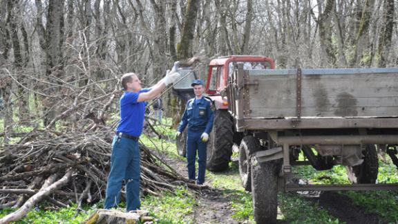 Ставропольские пожарные и спасатели посадили липы и очистили лес