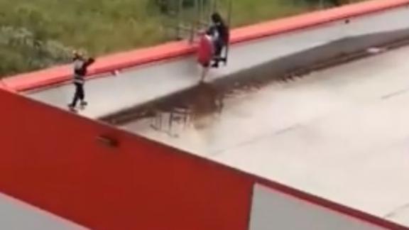 Подростки бегали по крыше недостроенного ТЦ в Ставрополе