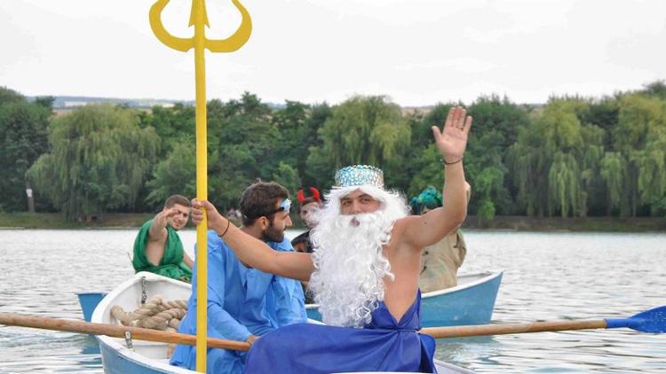 Ессентучане присягнули Нептуну на празднике у городского озера