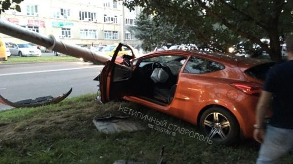 Водитель иномарки снёс столб на улице Ленина в Ставрополе