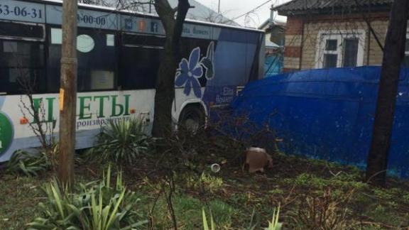 Пассажирка упала в покатившемся автобусе в Ставрополе