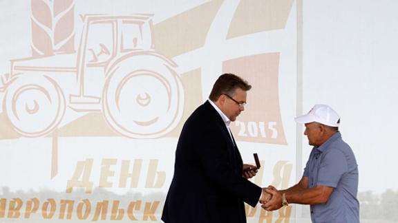 В «День поля» губернатор В.Владимиров наградил лучших работников АПК Ставрополья