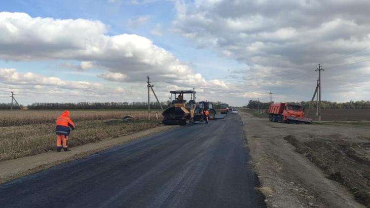 На Ставрополье ремонтируют подъезд к селу Тищенскому 