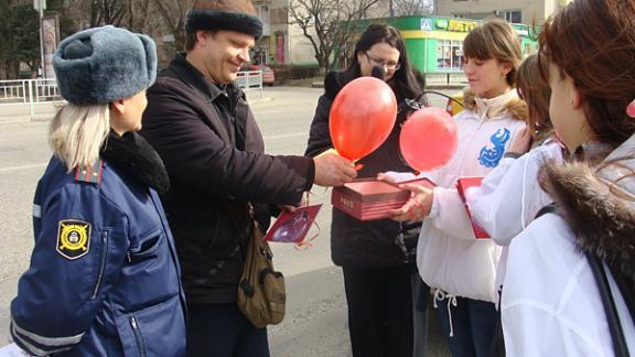 В Невинномысске раздавали открытки водителям и пассажирам и напоминали о ПДД