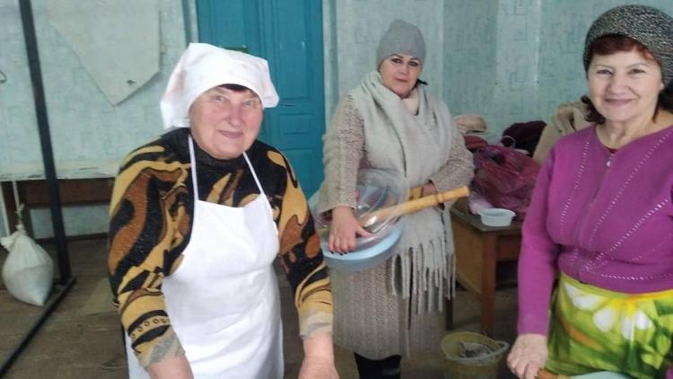 Серебряные волонтёры Новоселицкого округа Ставрополья готовят подарки бойцам