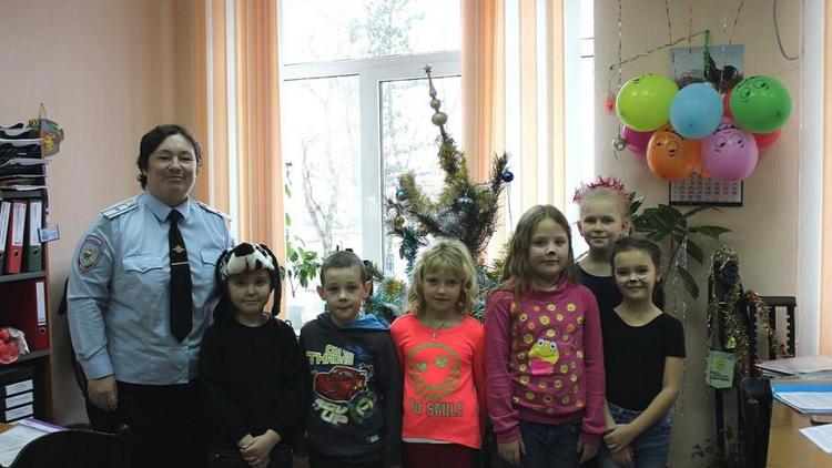 В Невинномысске полицейские помогают детям проводить новогодние праздники весело