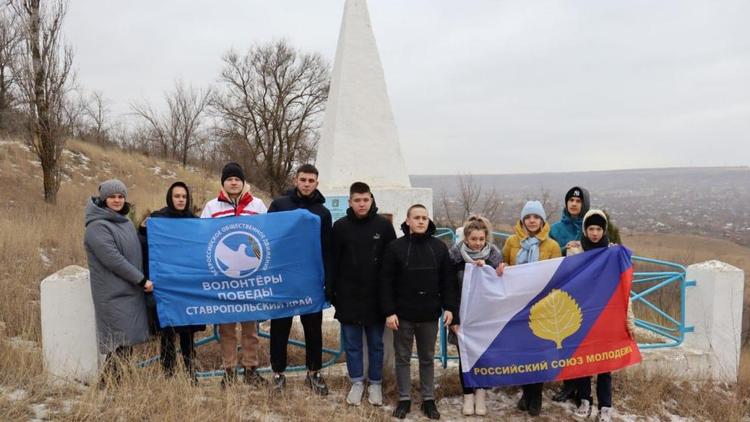 В Петровском округе активисты убрали территорию у братской могилы 