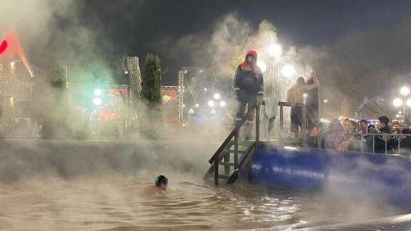 В Железноводске на Крещение более 2 тысяч человек искупались в горячей минеральной воде