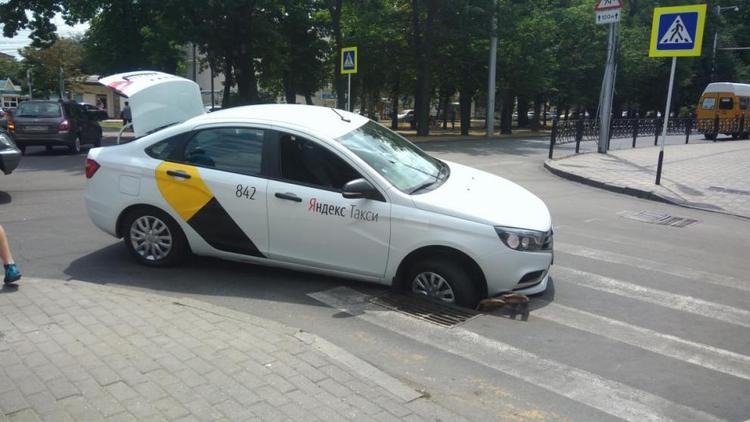 Такси провалилось в яму на дороге в Ставрополе