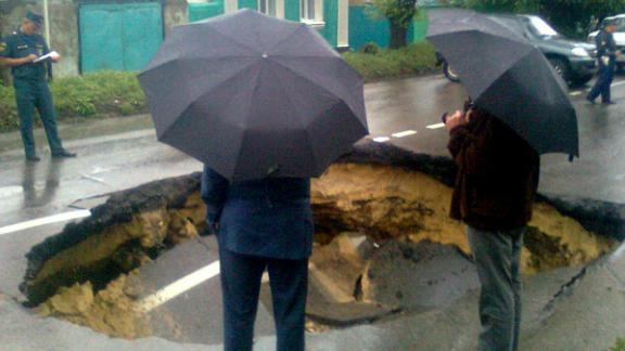 Сильный ливень прошел в Ставрополе: повреждена дорога, подтоплены дома
