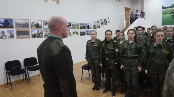 О правовой основе службы выпускников кадетской школы Ставрополя рассказал офицер спецназа