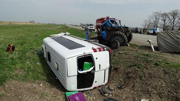 Трактор и микроавтобус столкнулись в Труновском районе Ставрополья, 4 пострадавших