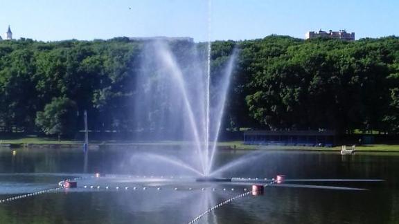 Комсомольское озеро в Ставрополе украсил плавающий фонтан