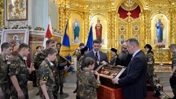Знамена казачьих классов кадетской школы Ставрополя освятили у десницы святого Георгия Победоносца