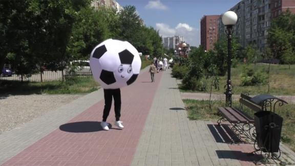 В Ставрополе по улицам ходит… футбольный мяч!