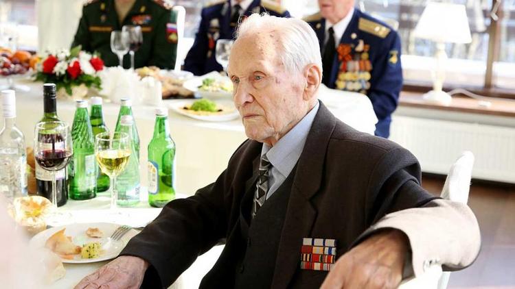 Ветераны Ставрополя получили поздравления с Днём защитника Отечества