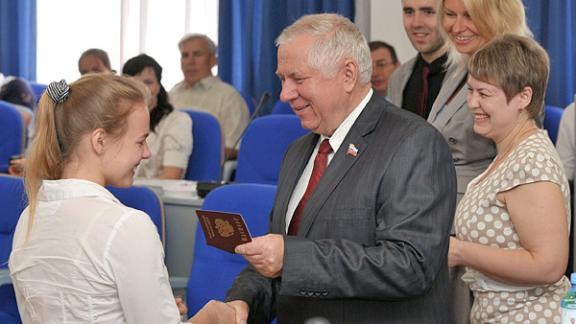 Паспорта граждан России получили 35 молодых ставропольцев
