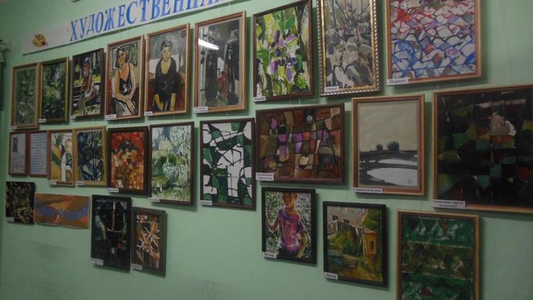 Выставка абстрактного искусства местного художника проходит в Александровском районе