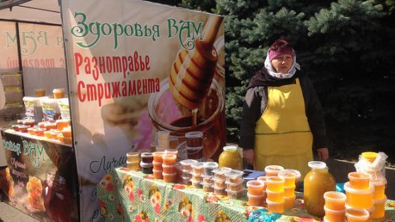 Ставропольцы покупали освященный мёд на ярмарке у собора