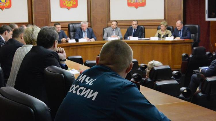 В Ставрополе на комиссии по ЧС обсудили последствия ураганного ветра