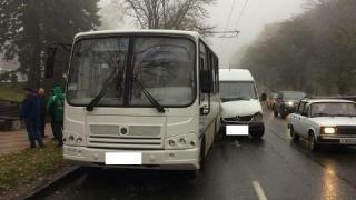 Пять человек пострадали при столкновении маршрутки с автобусом в Ставрополе