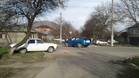 В Пятигорске водитель иномарки травмировал пассажиров «Волги»