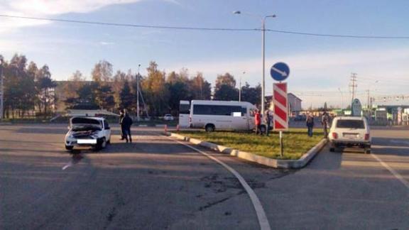 В Ставрополе столкнулись «Лада Гранта» и маршрутка, два человека пострадали