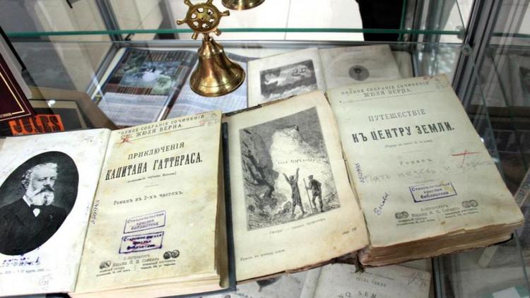 Выставка к 190-летию Жюля Верна открылась в библиотеке Ставрополя