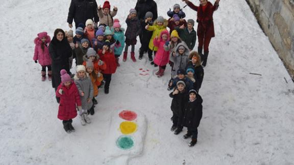 Рисунки на снегу юных пятигорчан призывают к безопасности на дорогах