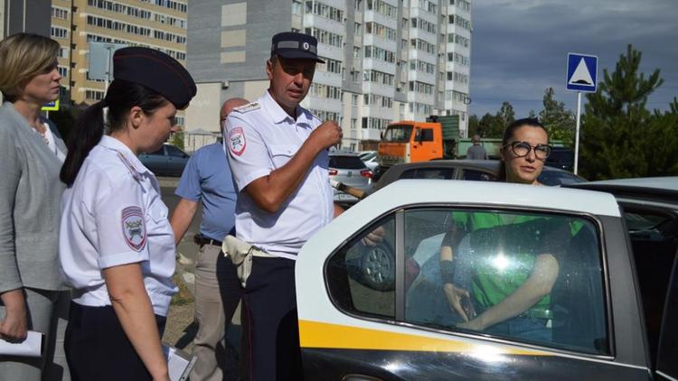 Безопасно ли ребенку в автомобиле выясняли автоинспекторы и общественники на Ставрополье